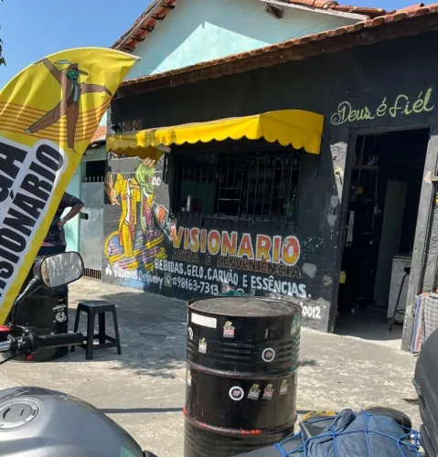 Mesa bistrô e tambor 