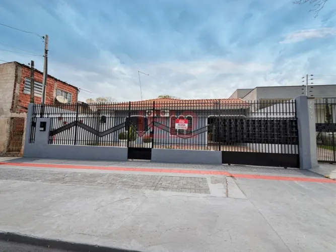 Casa de 3 quartos para alugar em Maringá com suíte, energia solar, edícula e 4 vagas