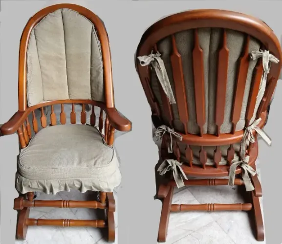 Par de Cadeiras de Balanço ergonômicas de alto padrão em madeira maciça. Retirada na ZS/RJ