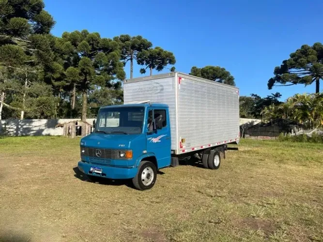mercedes benz mb 710 plus ano 2008 com baú