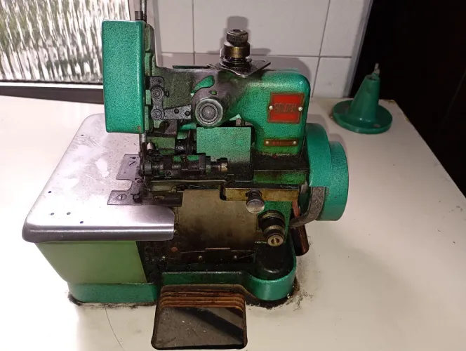 Máquina de Costura Overloque usada