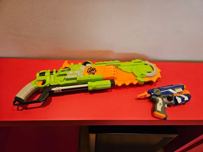 Nerf motosserra e Pistola Firestrike