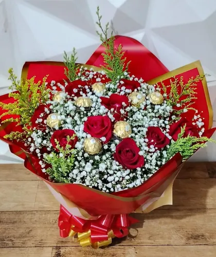 Buquê com 8 rosas + 8 Ferrero Rocher