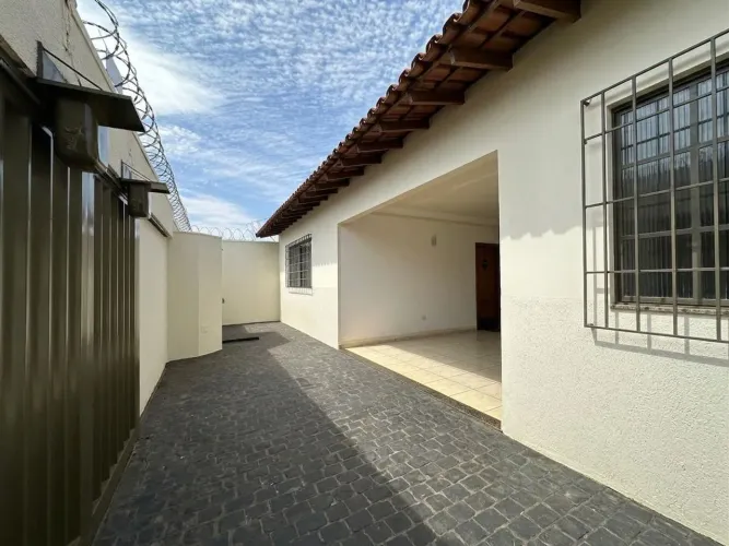 Casa para venda ou aluguel no bairro Jardim Karaíba em Uberlândia/MG