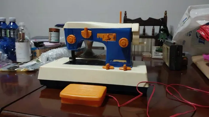 Maquina de Costura Infantil decada de 70