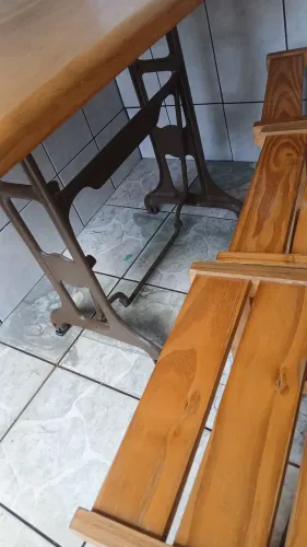 Mesa de madeira ótima gualidade 1.25 por 78 e 4 cadeiras 