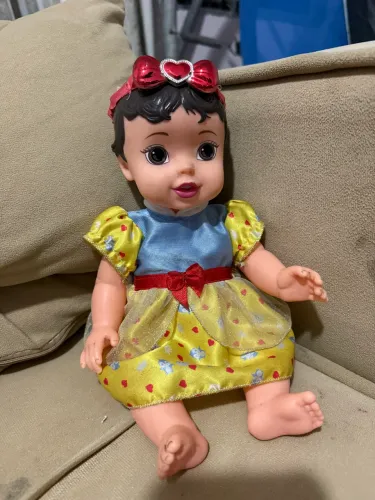 Boneca pequena branca de neve 