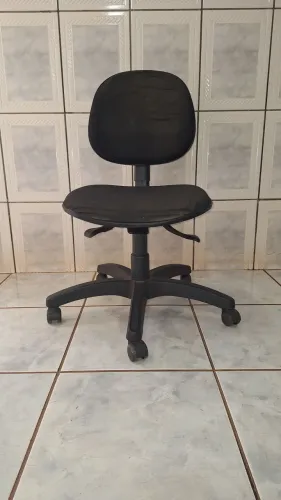 Cadeira escritório com rodízio 