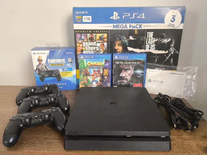 PlayStation 4 Slim 1TB + 3 Controles + 2 Jogos - Completo