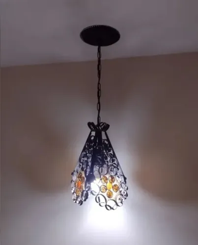 Lustre Pendente de Ferro Fundido Preto com Vitrais Coloridos