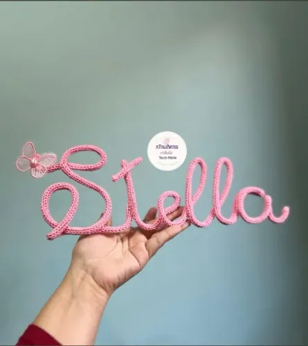 Nome decorativo personalizado em tricotin