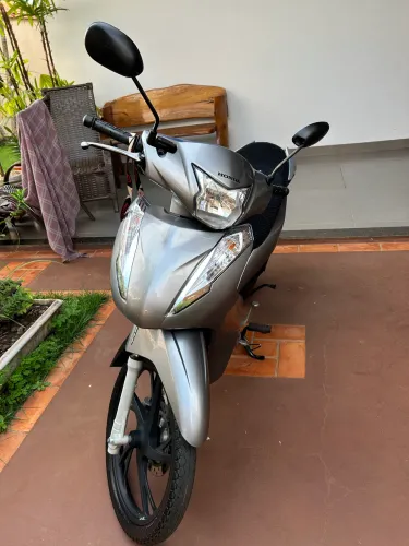 Moto Biz impecável 2021 baixo km sem detalhes 