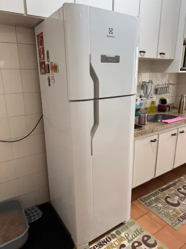 Vendo geladeira Eletrolux 371L 