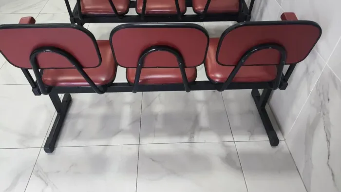 12 Cadeiras estofadas 3 lugares com braço, (450.00 cada) 