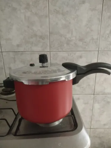 Panela de pressão 4,5 l antiaderente nova