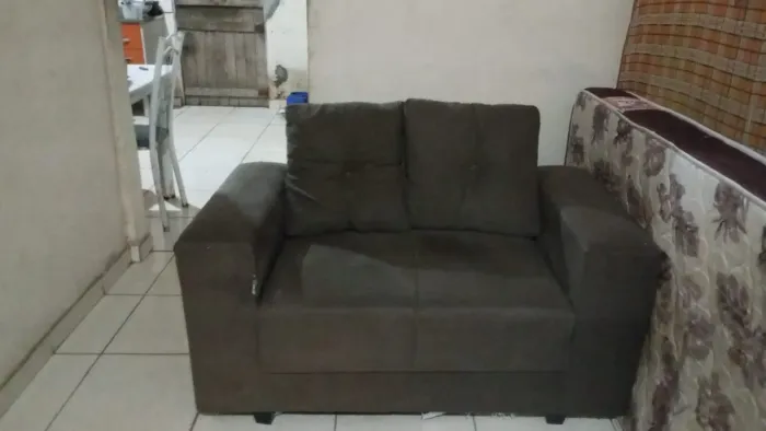 Sofá, armário e mesa com cadeiras 