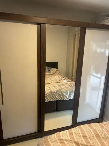 Guarda-roupa com espelho