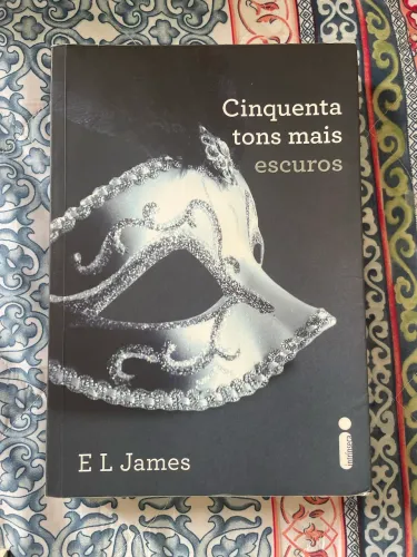 LIVRO CINQUENTA TONS DE CINZA MAIS ESCUROS | EM ÓTIMO ESTADO!
