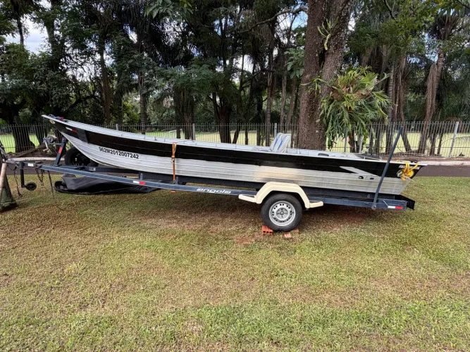 Conjunto barco + carreta + motor e acessórios completo.