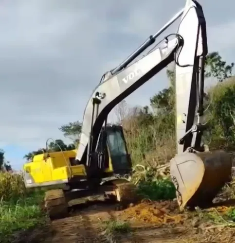 ESCAVADEIRA VOLVO EC210 ANO 2012