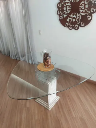 Mesa de Vidro com Base em Mármore Travertino