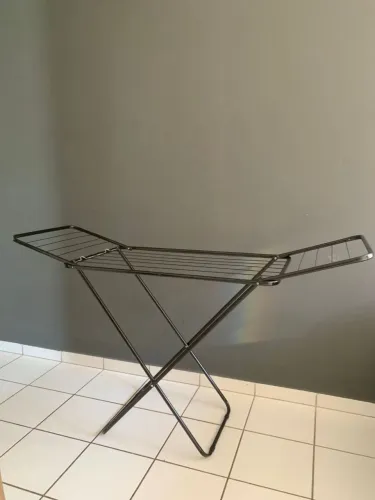 Varal de chão preto com abas retráteis