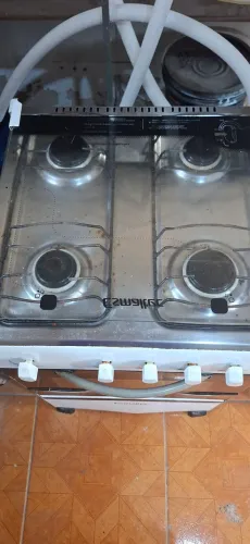 fogão Esmaltec de 4 bocas com mesa em inox e tampa de vidro