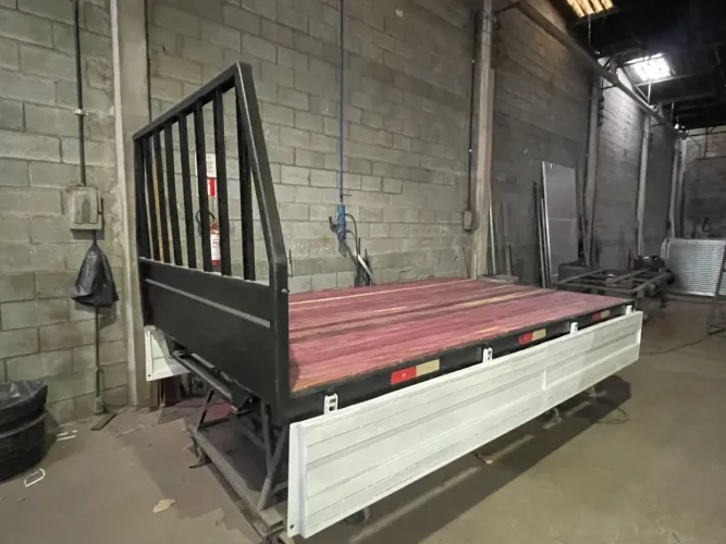 Carroceria de aço KIA HR 3,20x1,90x0.40 piso novo leia descrição 