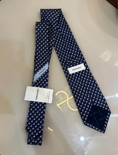 Gravata Ferragamo nova