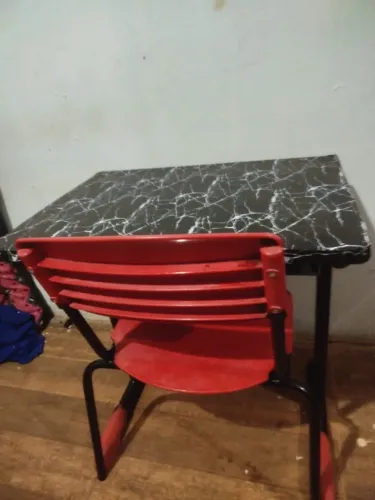 Mesa escolar com cadeira