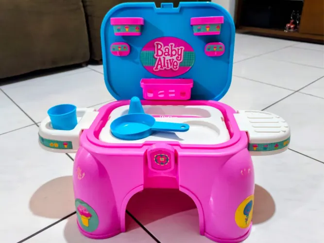 Banquinho cozinha 2 em 1 Baby Alive, com alça para carregar