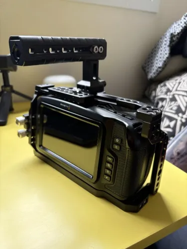 BlackMagic Pocket Cinema Câmera 6K G1 + Cage + Top Handle