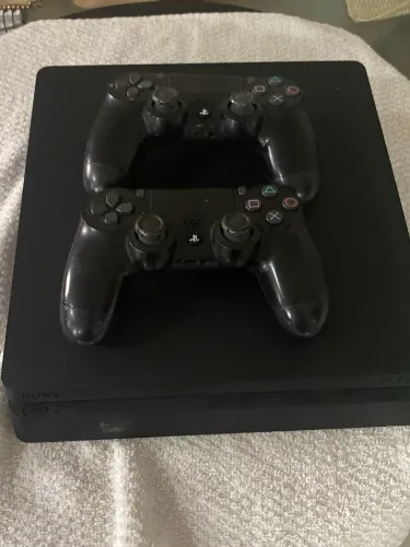 Ps4 com 2 controles(ruins)