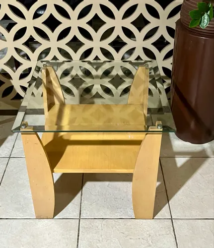 Mesa de cabeceira ou centro tampo vidro bisoltado temperado
