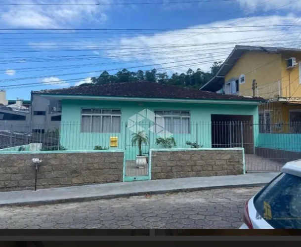 CASA 246M² TRINDADE 3 DORMITÓRIOS SENDO 1 SUÍTE, 2 VAGAS