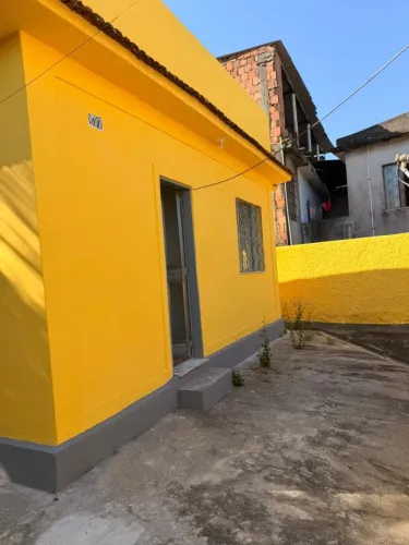 Alugo casa simples