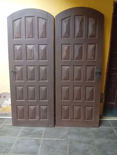 Porta de madeira e caixonete