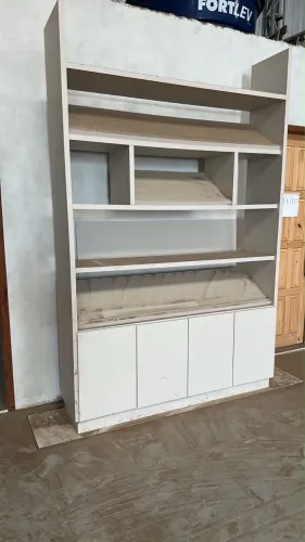 Armário Expositor em MDF Branco com Nichos e Armário Inferior - Excelente para Loja