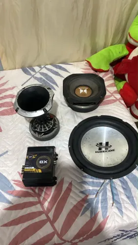Peças de som automotivo.