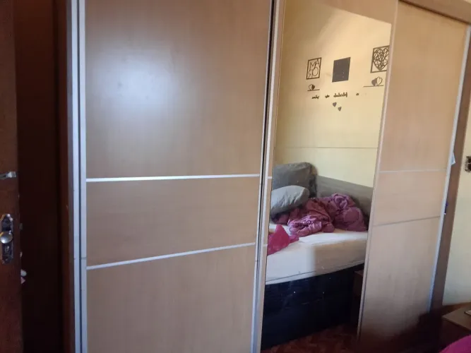 Gusrda roupa casal três portas em correr .