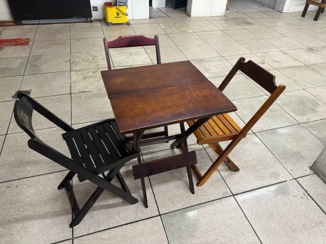 Mesa de madeira com três cadeiras.