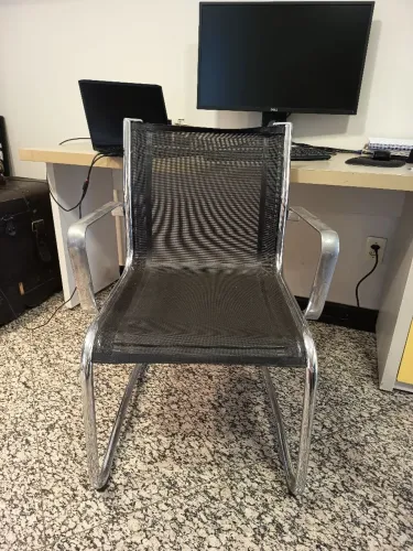 Cadeira de Escritório Cromada em Tela Preta - Design Moderno