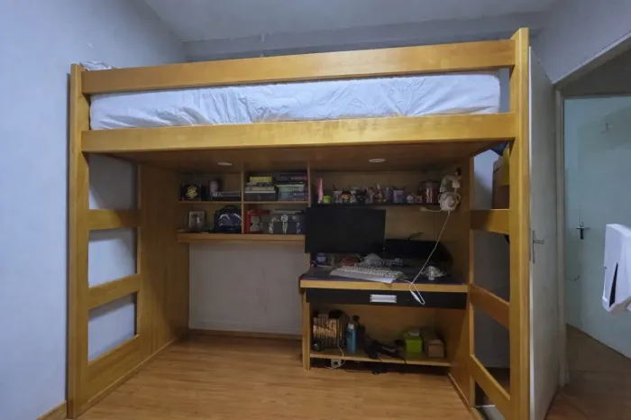 Cama Alta Loft em MADEIRA MACIÇA + Escrivaninha e LED