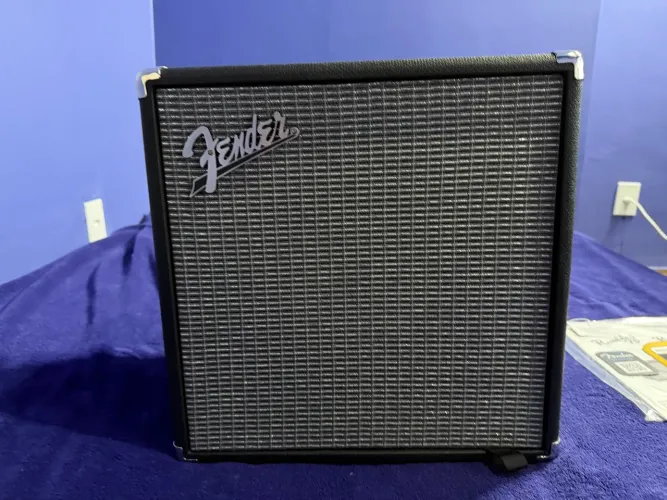 Amplificador de Contrabaixo Fender Rumble Series 25 de 25W (LEIA)