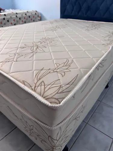 Cama box casal + 2 travesseiros de brinde 