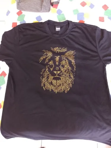 Camisetas, vários tamanhos.