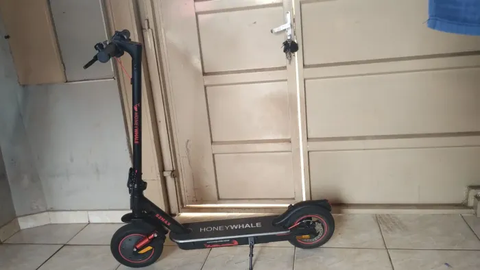 Patinete semi novo 500 watts.