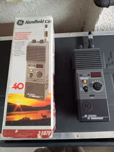 Vendo um rádio GE 40 channel transceiver handheld cb 3-5979. Não sei se funciona. LEIA.
