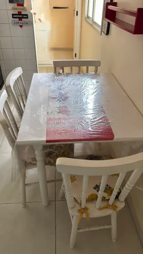 Mesa com 4 cadeiras