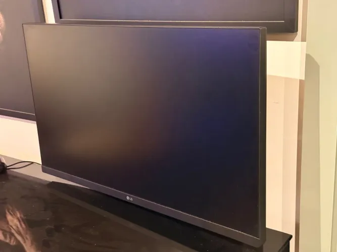 MONITOR DE VIDEO LG COM TELA DE CRISTAL LÍQUIDO 27?